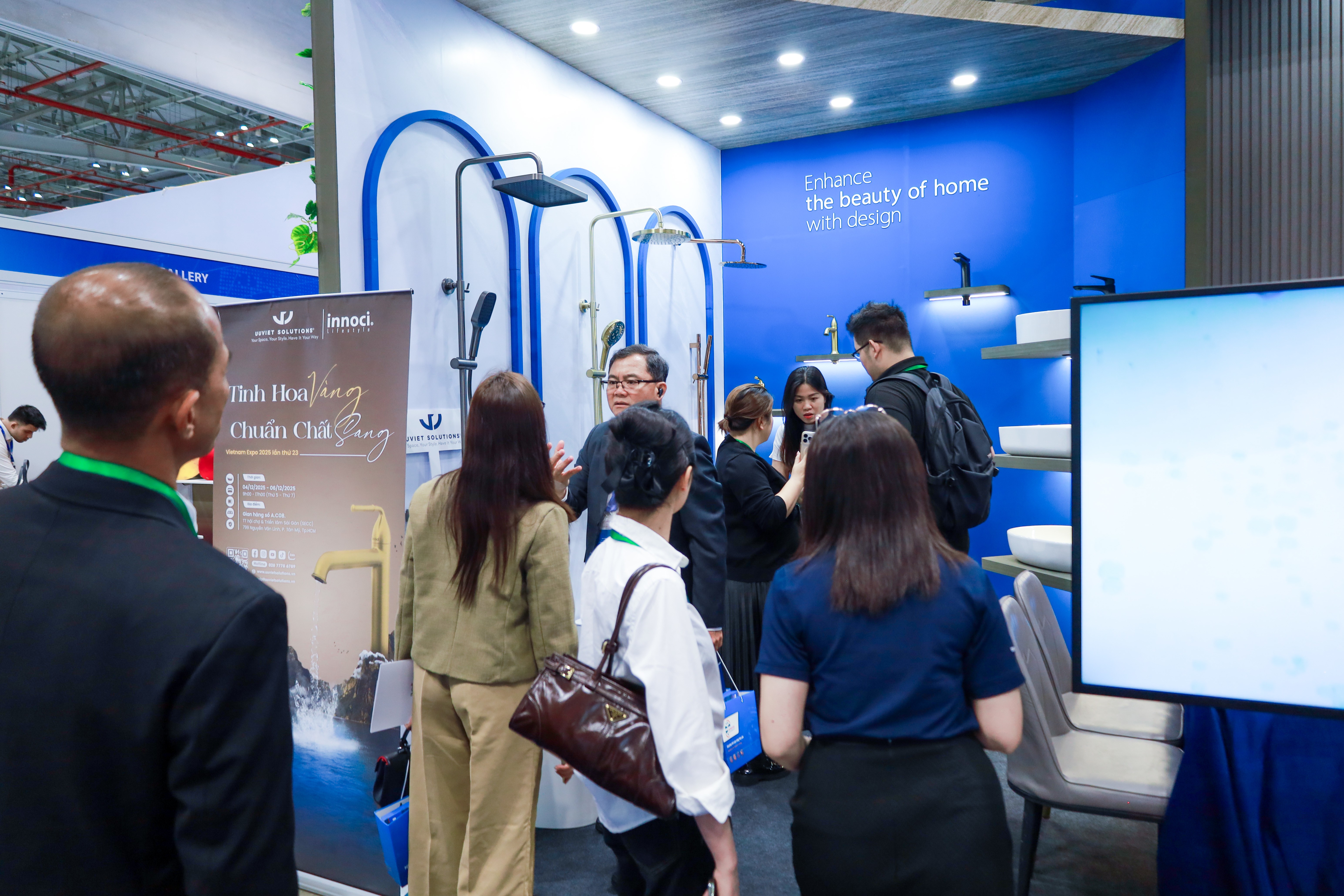 Gian hàng thiết bị phòng tắm Innoci của Uuviet Solutions thu hút sự quan tâm từ khách tham quan