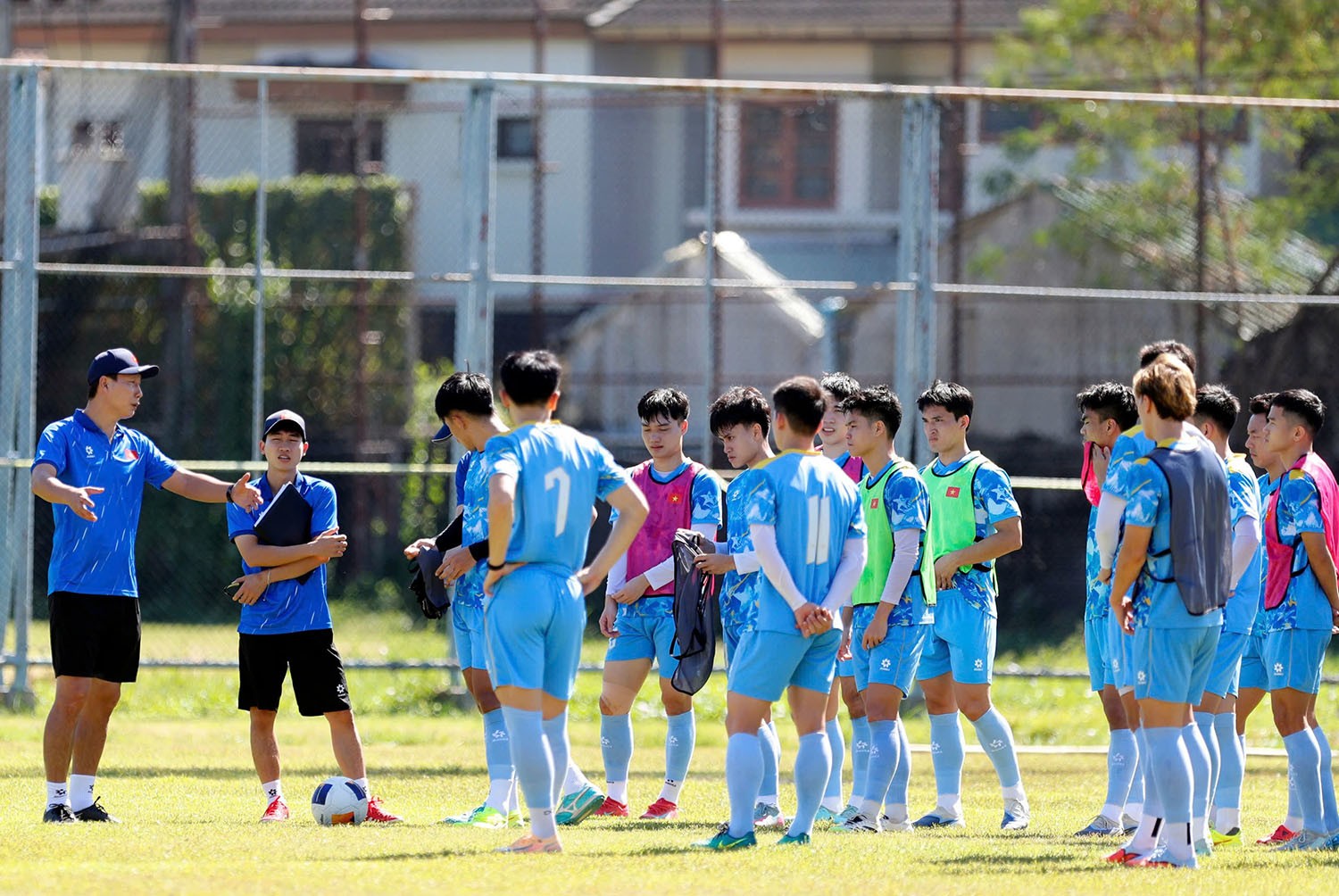 Buổi tập của U22 Việt Nam diễn ra trong khoảng thời gian 1 tiếng, trước khi cả đội về nghỉ ngơi để 16h chiều có mặt trên sân Rajamangala theo dõi trận đấu giữa U22 Malaysia và U22 Lào.