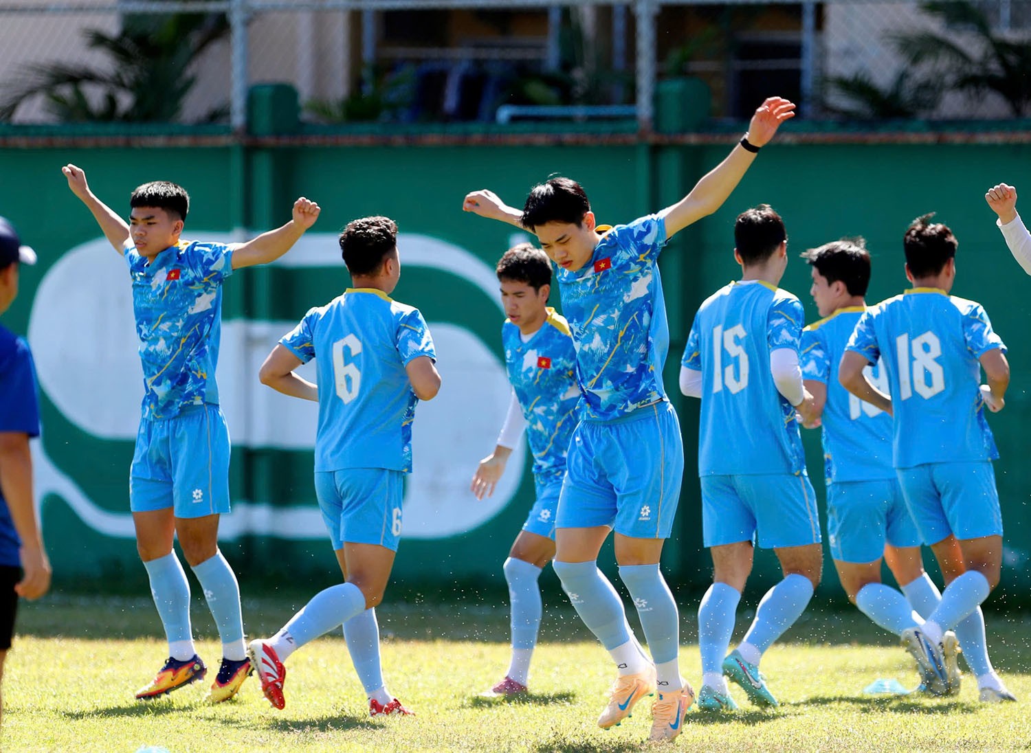 Buổi tập sáng 6/12 của U22 Việt Nam diễn ra từ 10h30, khi ở Bangkok có nắng khá gắt và nhiệt độ thực tế ngoài trời lên đến khoảng 35 độ C.