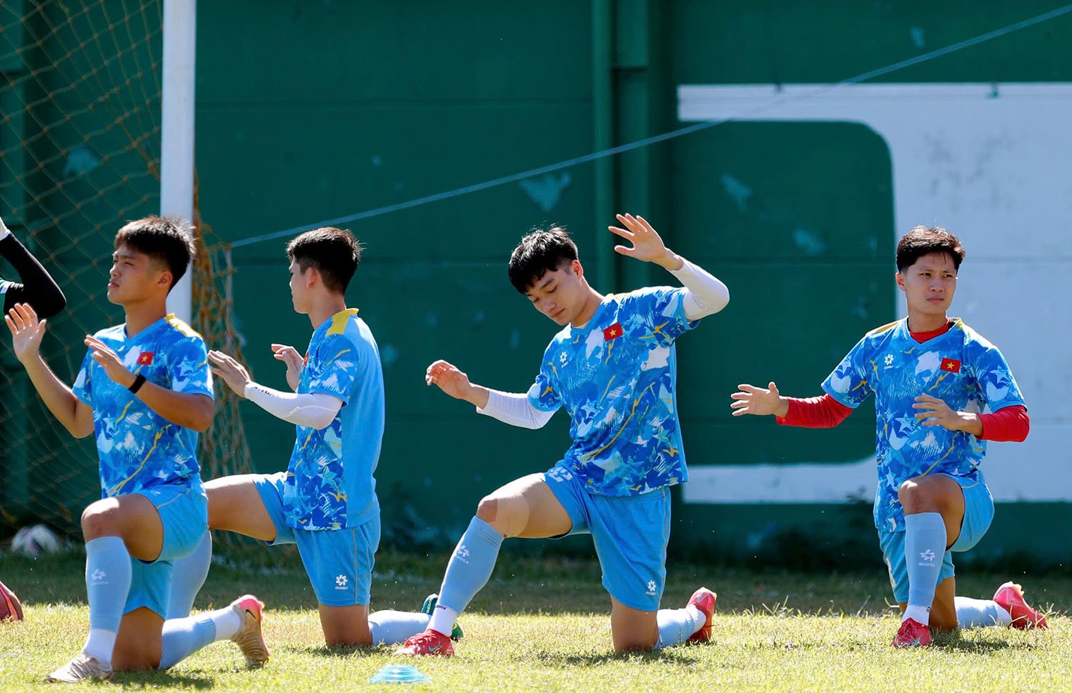 Trở lại buổi tập của U22 Việt Nam, dù phải rèn quân dưới thời tiết khá nắng nóng, nhưng các học trò của HLV Kim Sang Sik duy trì sự tập trung cao độ, quyết tâm hướng đến kết quả tốt nhất ở trận đại chiến với U22 Malaysia.