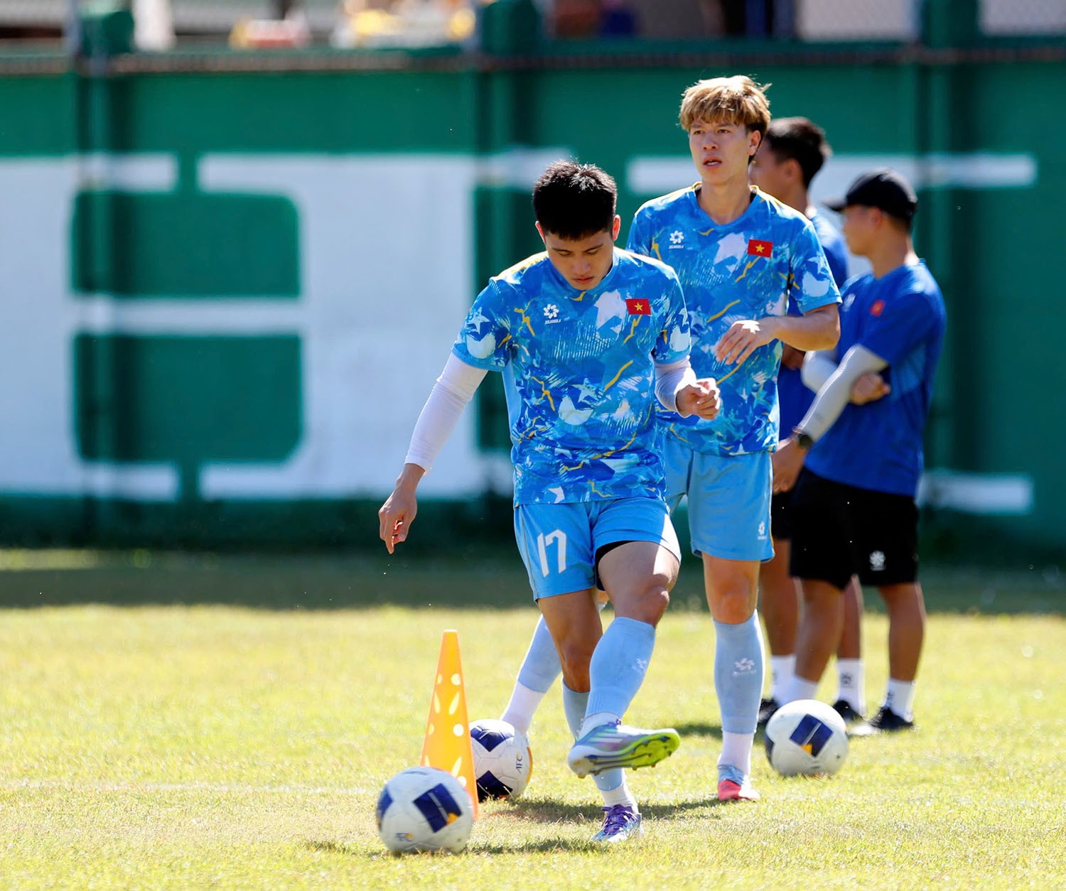 Sau các bài khởi động, U22 Việt Nam được HLV Kim Sang Sik cho tập khá nhiều tình huống triển khai bóng bổng, bóng dài từ hai biên.