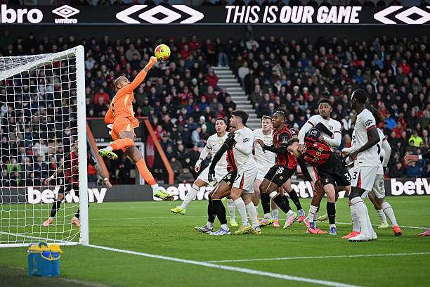 Robert Sanchez liên tục vất vả cứu thua cho Chelsea ở hiệp 1