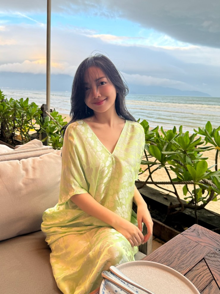 Mai Hà Trang sinh năm 1998 tại Bắc Giang. Cô từng theo học Đại học Mỹ thuật Công nghiệp Hà Nội.
