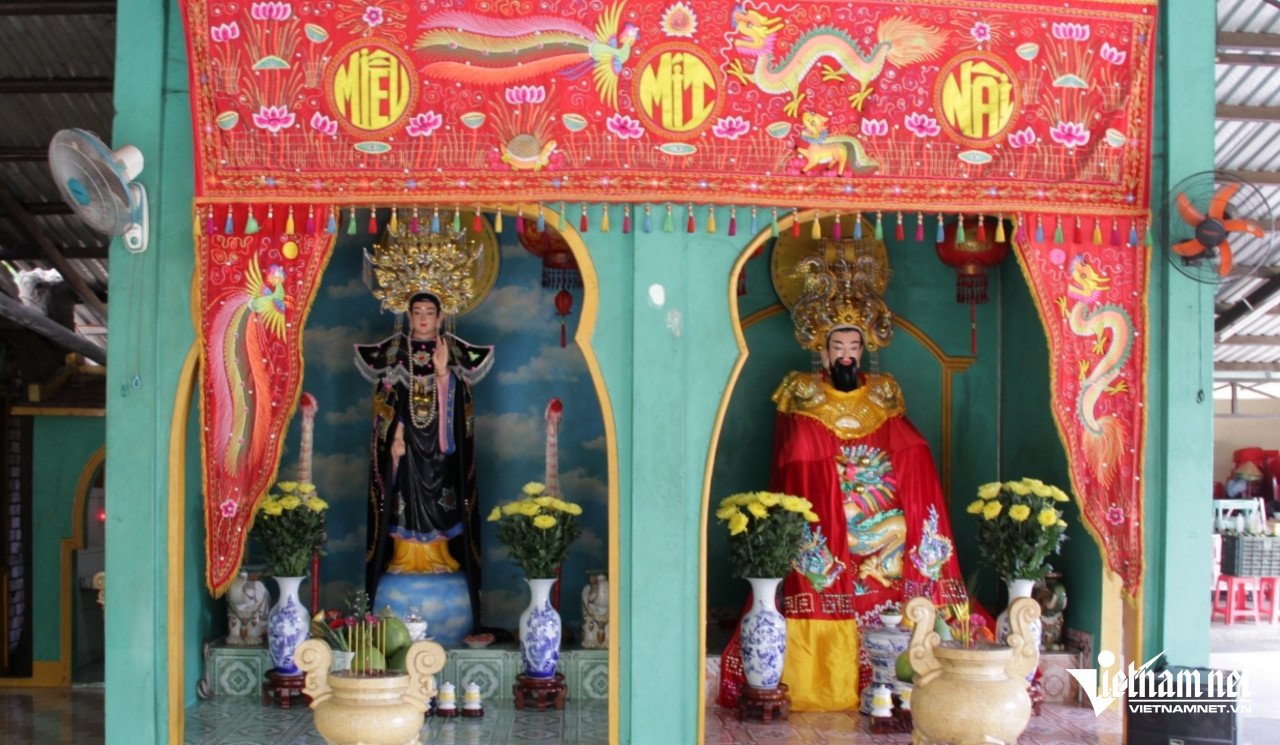 Chánh điện (ảnh trái) và điện thờ Diêu Trì Địa Mẫu, Ngọc Hoàng… tại miếu Mít Nài. Ảnh: Hà Nguyễn