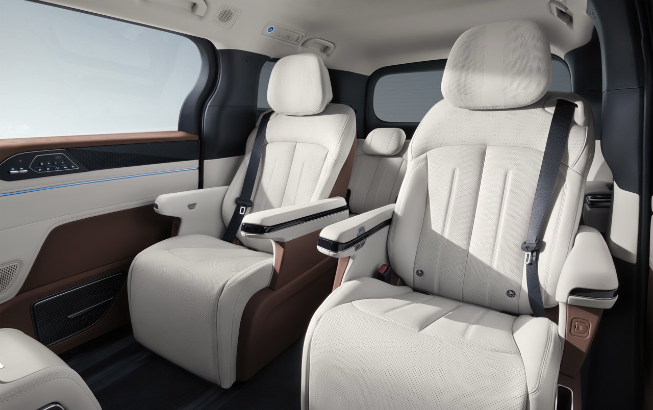 Không gian nội thất của M9 gây ấn tượng với phong cách hiện đại, ghế thương gia chỉnh điện.