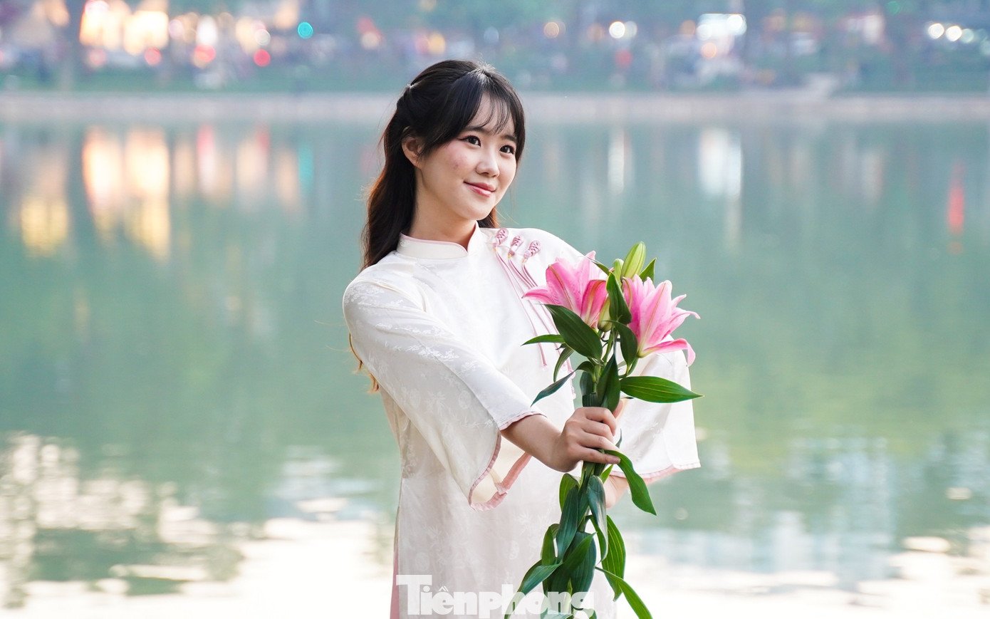 Dọc theo bờ hồ, hàng trăm bạn trẻ xúng xính trong những bộ áo dài đa dạng kiểu dáng, màu sắc và họa tiết. Hoa tươi, quạt lụa… trở thành những phụ kiện quen thuộc được mang theo để tô điểm cho bộ ảnh.