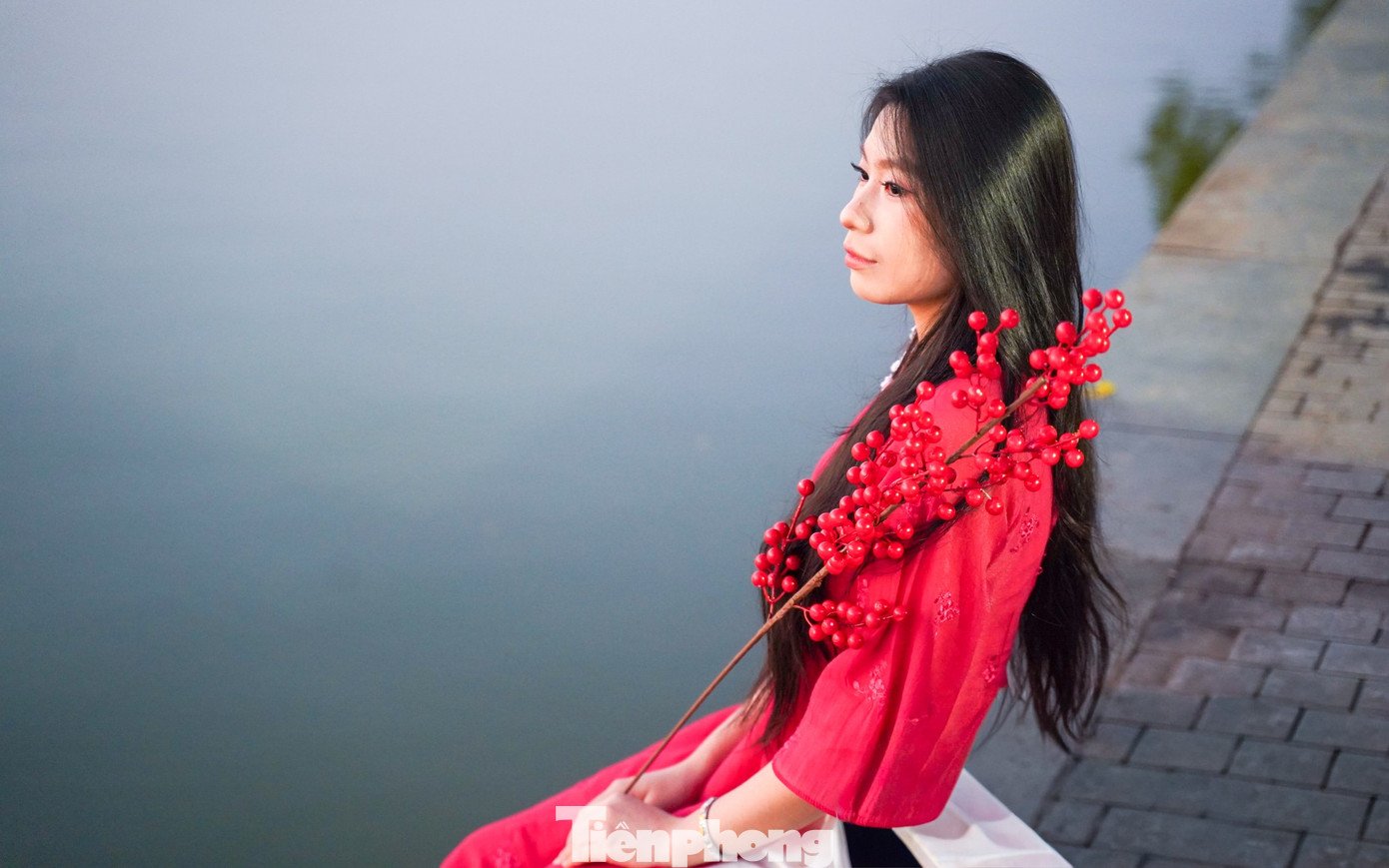 Để có một bộ ảnh ưng ý, nhiều bạn trẻ cho biết đã chi hàng triệu đồng để trang điểm, làm tóc, thuê áo dài, sắm phụ kiện...