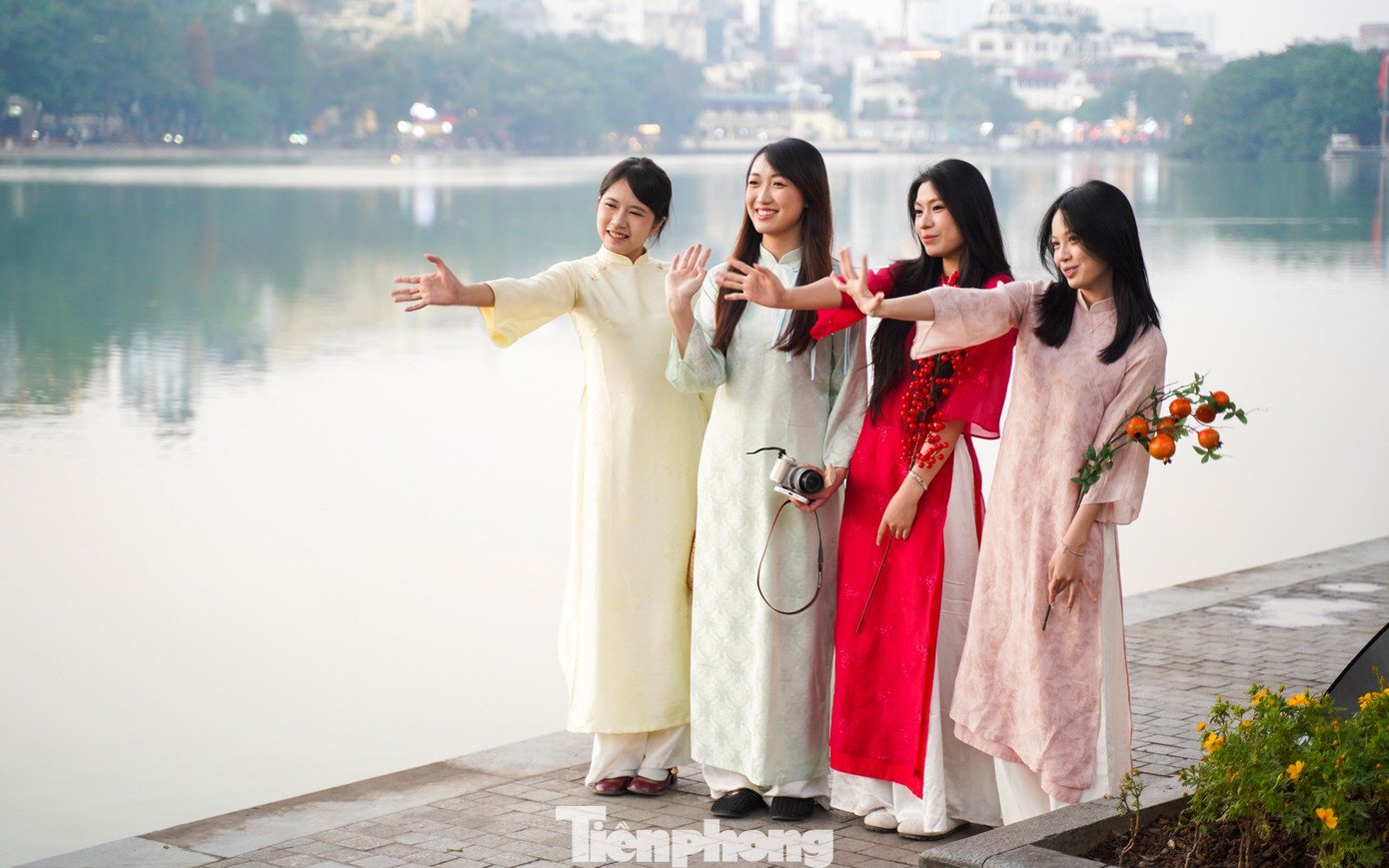 Để có một bộ ảnh ưng ý, nhiều bạn trẻ cho biết đã chi hàng triệu đồng để trang điểm, làm tóc, thuê áo dài, sắm phụ kiện...