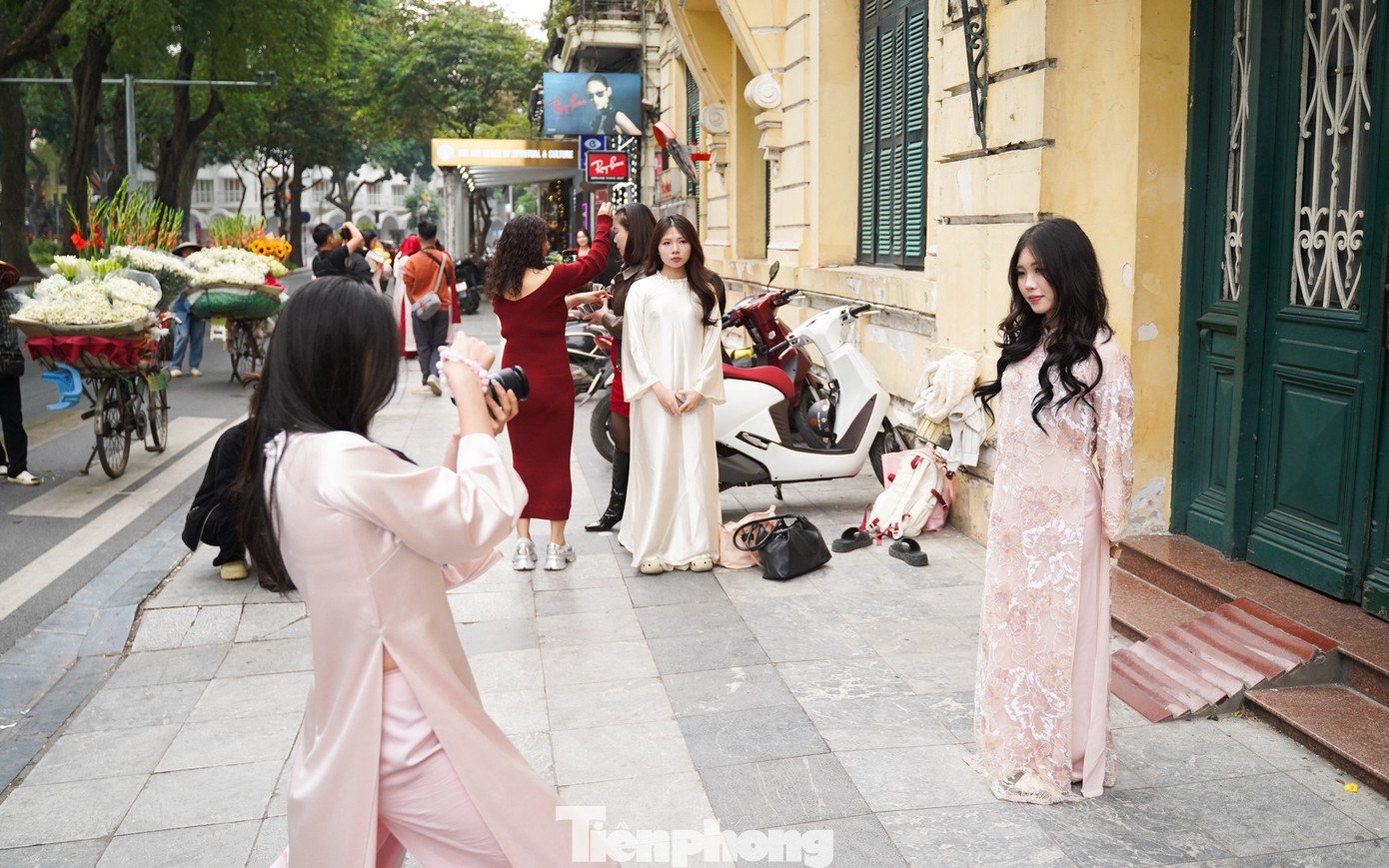 Ngoài ra, những khu vực khác quanh Hồ Gươm như cổng tòa soạn báo Hà Nội Mới, tháp Hòa Phong... cũng thu hút đông đảo bạn trẻ đến chụp ảnh.