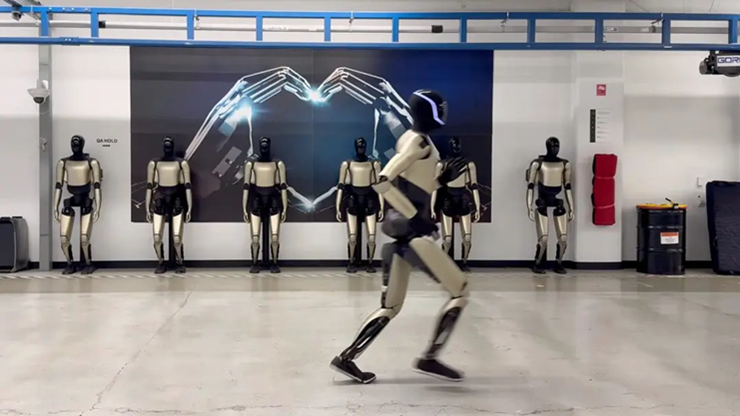 Hình ảnh cắt từ video cảnh Optimus chạy nước rút.