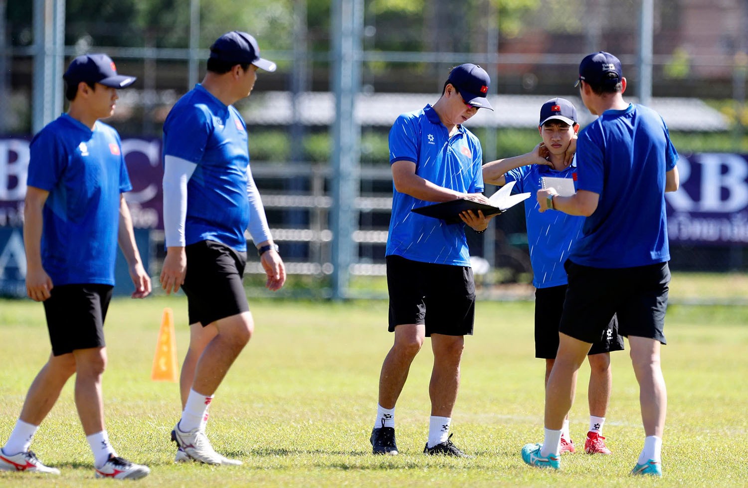 Được biết, chiều cùng ngày, U22 Việt Nam sẽ cùng ra sân vận động Rajamangala để dự khán trận đấu giữa U22 Malaysia và U22 Lào ở bảng B.