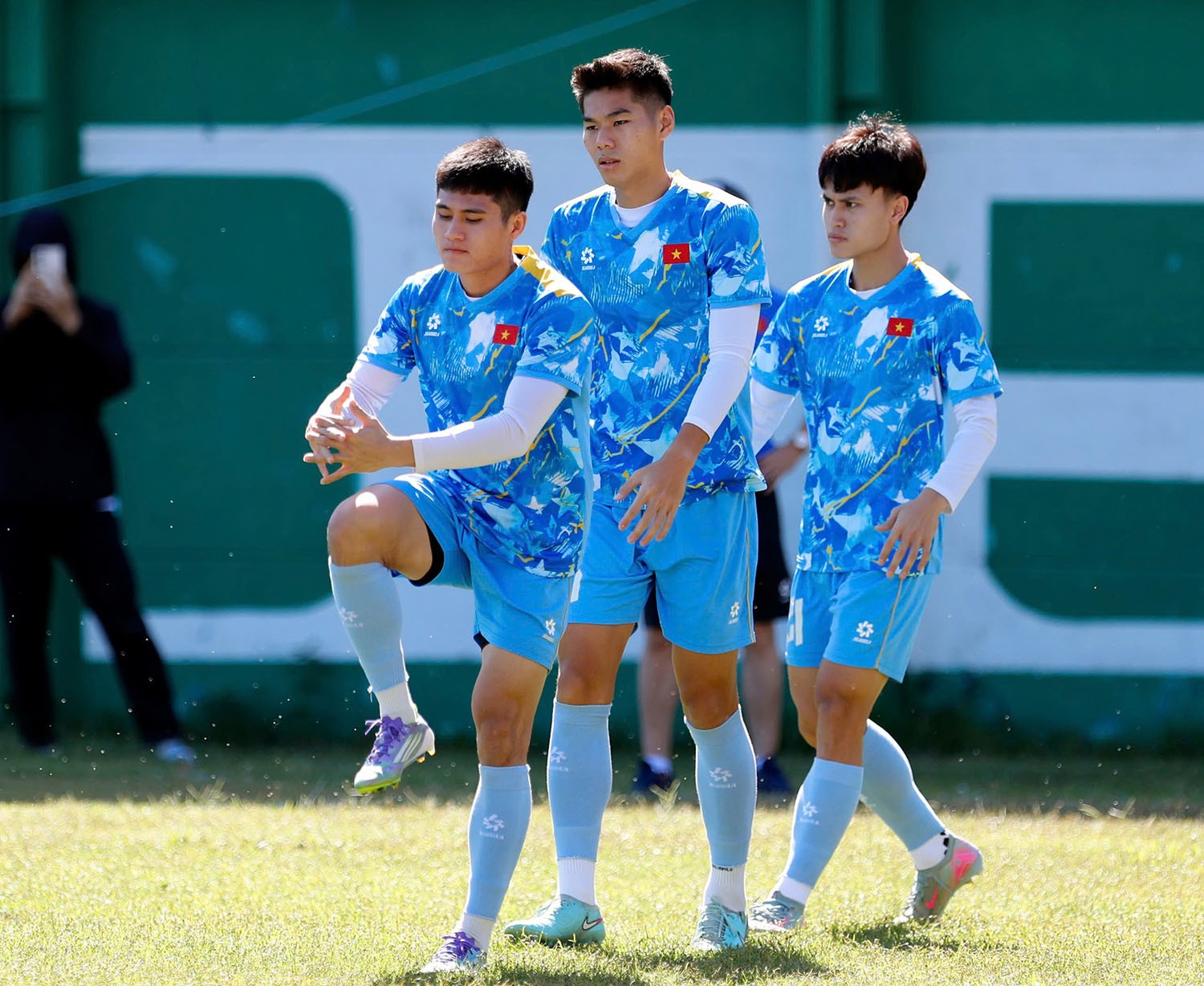 Trước đó, thầy Kim cho toàn đội U22 Việt Nam nghỉ ngơi, xả hơi hoàn toàn trong ngày 5/12. Ban huấn luyện và nhiều cầu thủ U22 Việt Nam đã tranh thủ ngày nghỉ này để đi mua sắm, thăm quan một số địa điểm ở Bangkok.