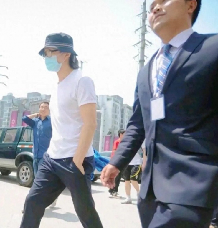 Châu Tinh Trì luôn xuất hiện với trang phục giản dị.