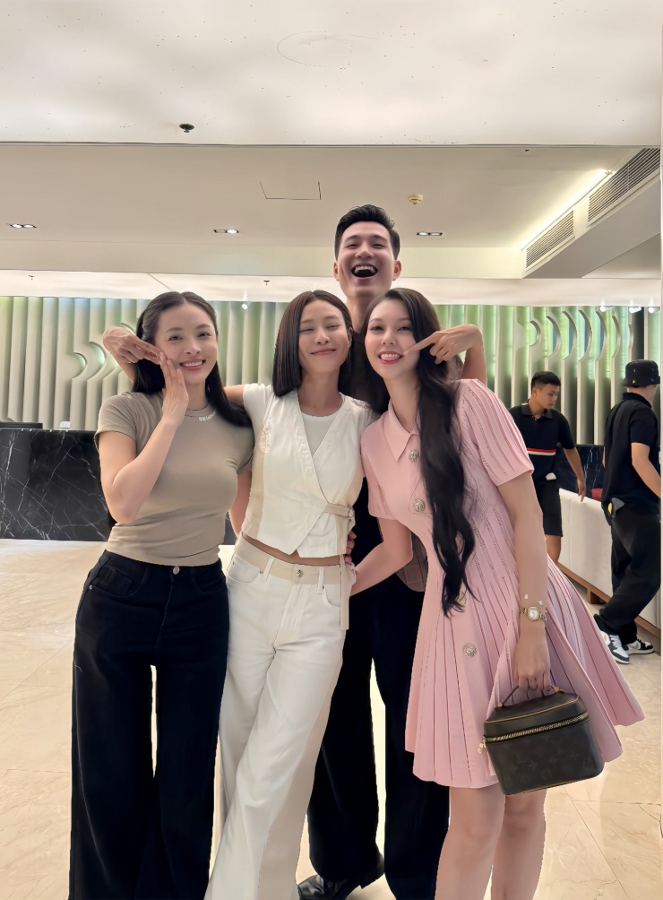 Căng thẳng trên phim nhưng ở hậu trường Hà Bùi và dàn diễn viên "Cách em 1 milimet" thân thiết vui vẻ và tương tác nhiệt tình. 