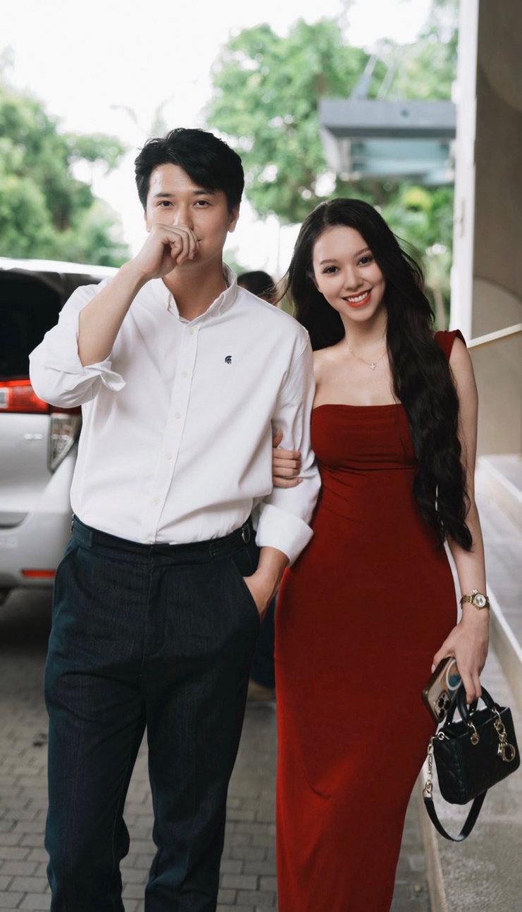 Trong "Cách em 1 milimet", Hà Bùi đóng cặp với Huỳnh Anh. Cặp đôi đang lên kế hoạch làm đám cưới trong phim nhưng bí mật của Duyên đã bị Tú phát hiện. 