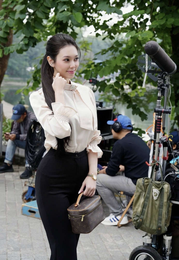 Cô từng góp một vai phụ trong phim cảnh sát hình sự "Biệt dược đen" cũng của cặp đạo diễn "Cách em 1 milimet". 