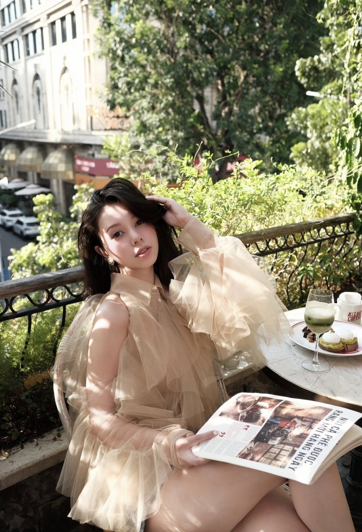  Nữ diễn viên từng theo học khoa Diễn viên kịch hát tại Trường Đại Học Sân khấu & Điện ảnh Hà Nội đồng thời còn theo học Học viện Tài chính và Học viện Kinh doanh và công nghệ Hà Nội. 