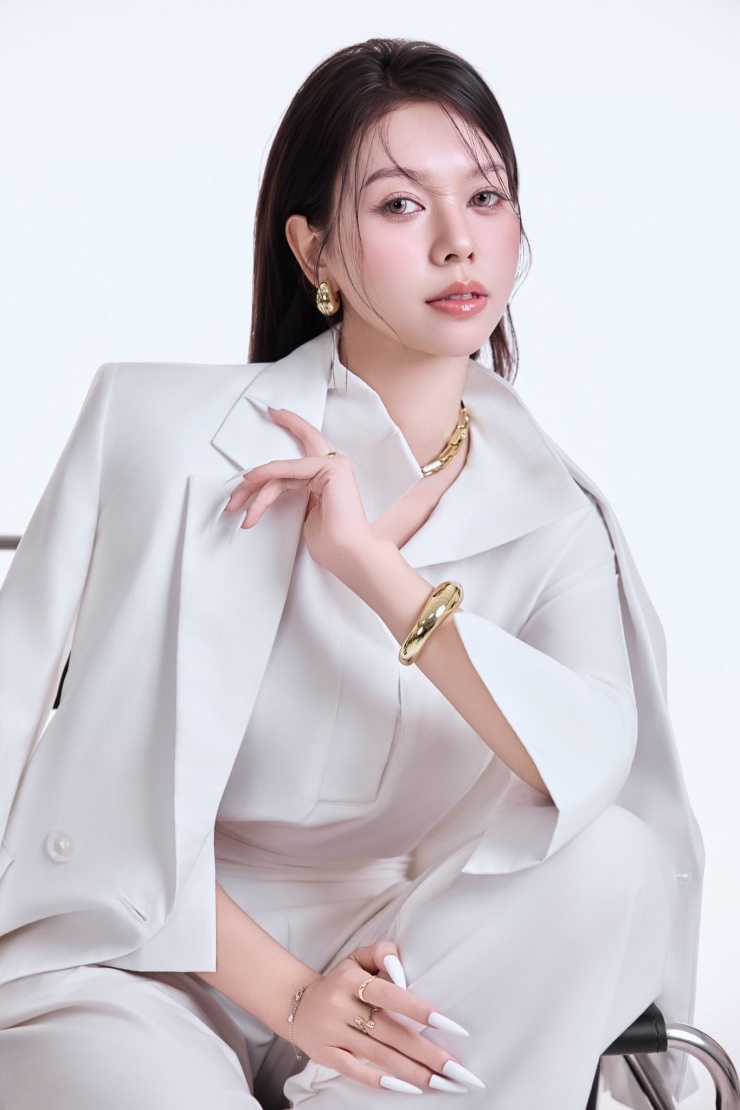 Hà Bùi tên thật là Bùi Hồng Nhật Hà, sinh năm 2000. 