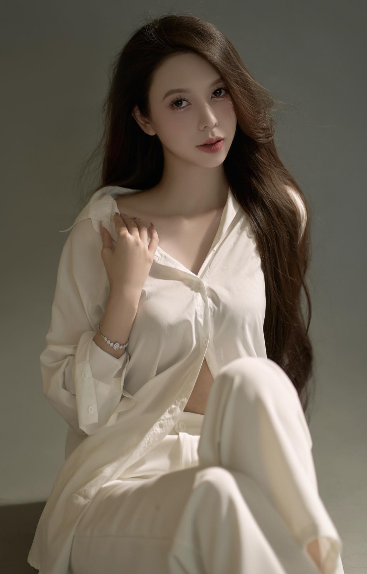 Ngoài diễn xuất, Hà Bùi còn là người mẫu tự do. Trang cá nhân của cô có 42 nghìn người theo dõi và luôn tràn ngập những bức ảnh gợi cảm của chủ nhân. 