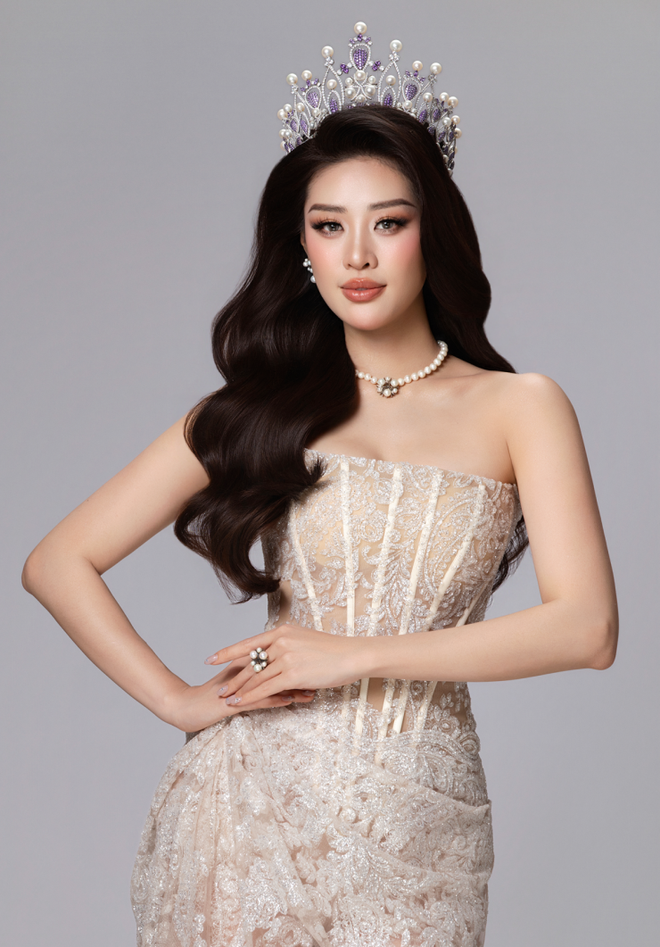 Khánh Vân cho biết 6 năm qua, cô giữ gìn và bảo quản vương miện cẩn thận vì đây là dấu ấn thanh xuân. Trong bộ hình kỷ niệm, hoa hậu diện chiếc vương miện Brave Heart cùng đầm ren tôn vẻ gợi cảm.