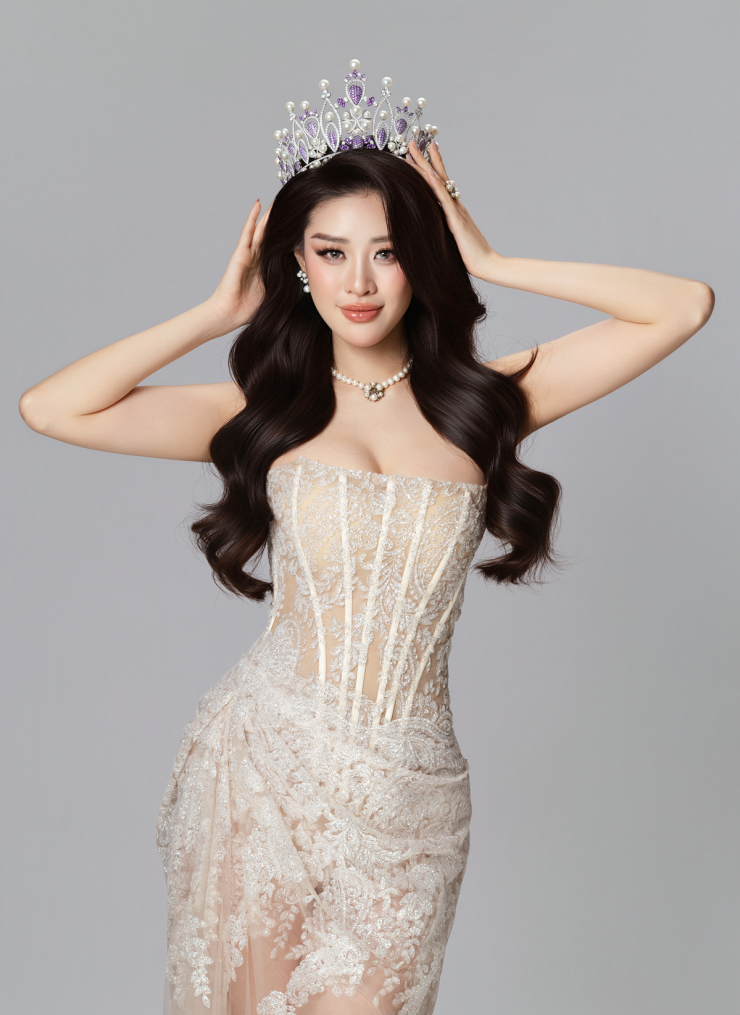 Hoa hậu nói khi đội chiếc vương miện lên đầu, cô luôn thấy tự hào và xúc động. Hơn nửa thập kỷ, cô thấy cuộc sống của mình thay đổi, giúp cô chạm đến những ước mơ và có những ký ức khó quên.