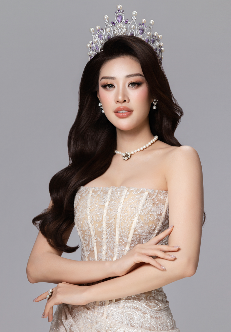 Trang phục của NTK Lâm Lâm được cô kết hợp với trang sức ngọc trai, hoàn thiện vẻ sang trọng.