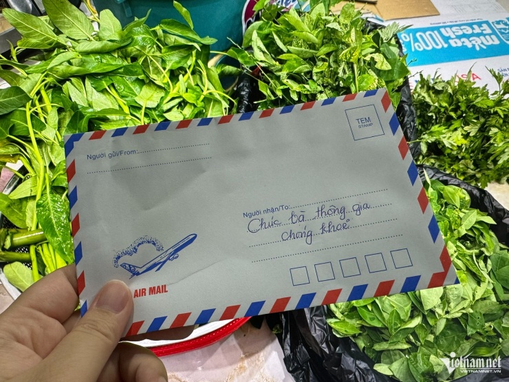 Đi 500km thăm thông gia gặp nạn, vợ chồng nghèo gửi quà khiến cả nhà xúc động - 1