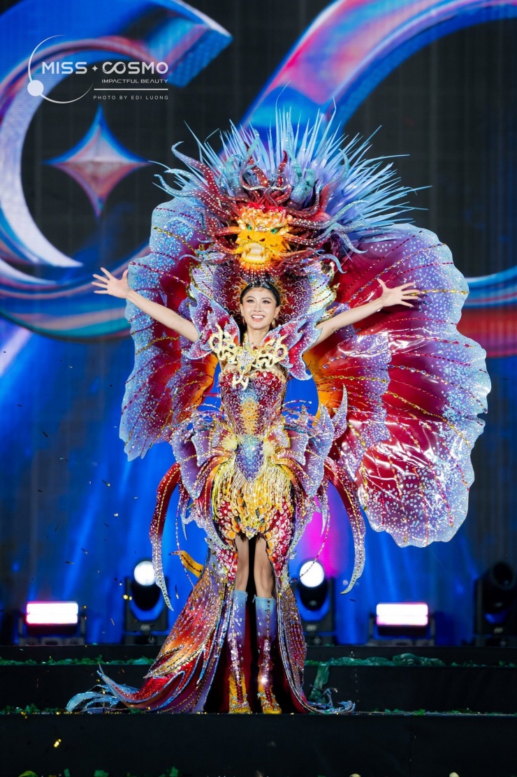 Đại diện Việt Nam trình diễn thiết kế mang tên The Rising Dragon.