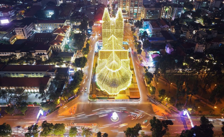 Khách đổ đến check in Nhà thờ Đức Bà lúc lên đèn - 1