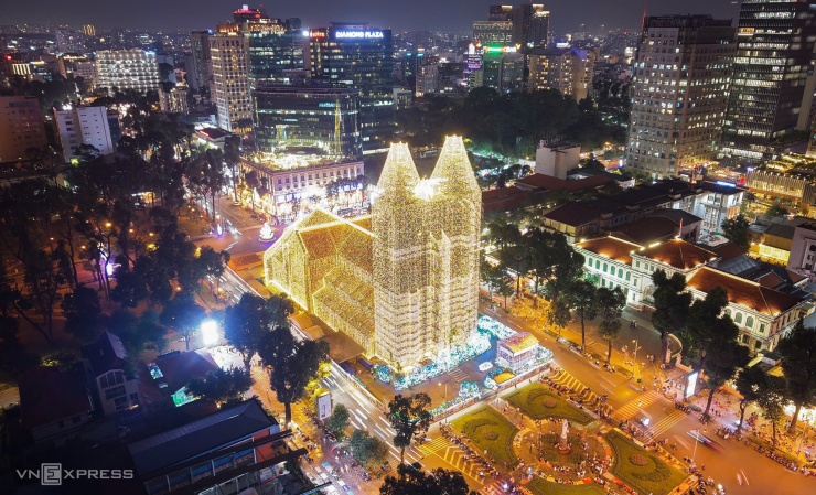 Khách đổ đến check in Nhà thờ Đức Bà lúc lên đèn - 2