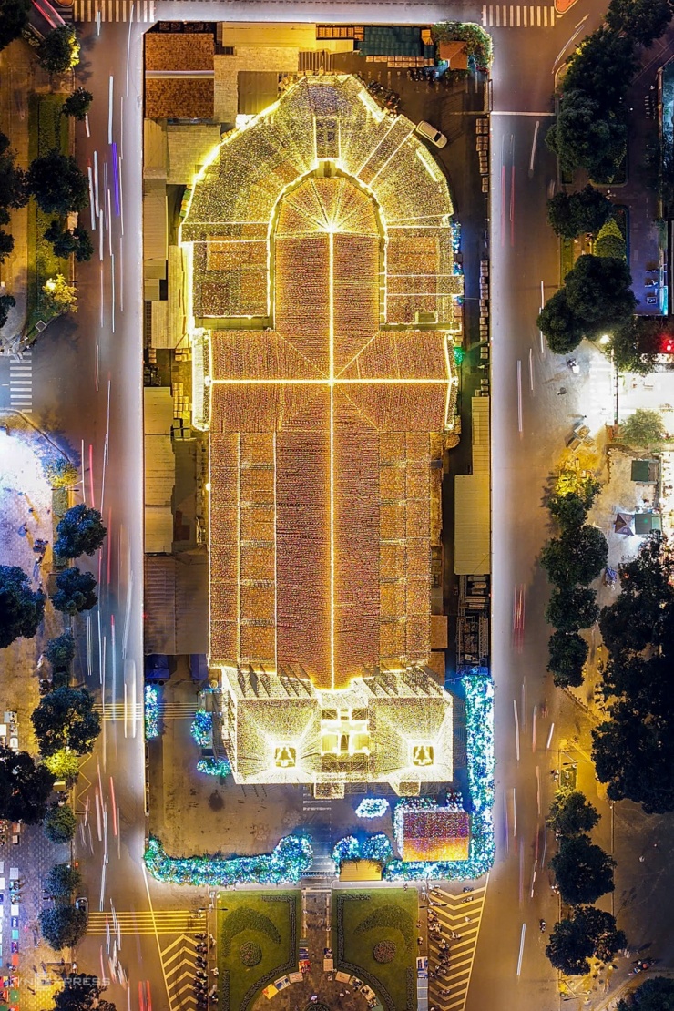 Khách đổ đến check in Nhà thờ Đức Bà lúc lên đèn - 3