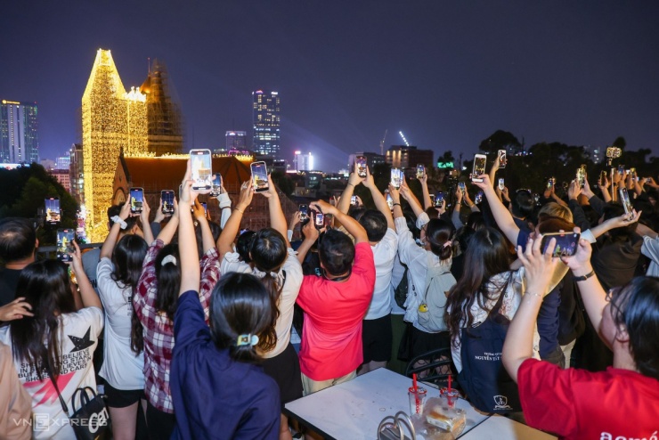 Khách đổ đến check in Nhà thờ Đức Bà lúc lên đèn - 6