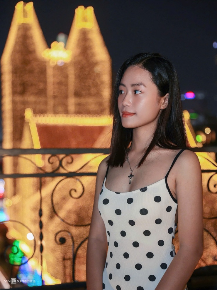 Khách đổ đến check in Nhà thờ Đức Bà lúc lên đèn - 9