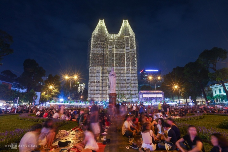 Khách đổ đến check in Nhà thờ Đức Bà lúc lên đèn - 10