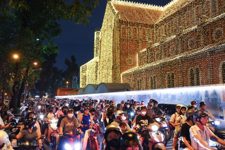 Khách đổ đến check in Nhà thờ Đức Bà lúc lên đèn - 14