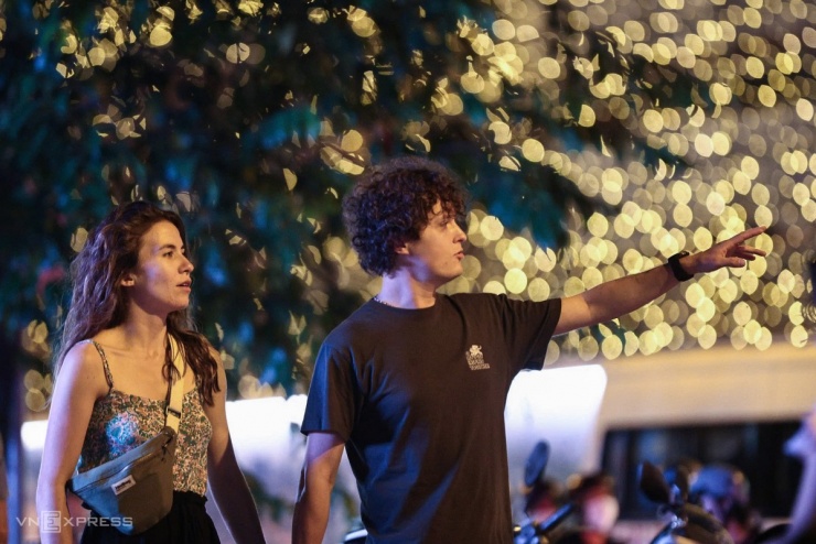 Khách đổ đến check in Nhà thờ Đức Bà lúc lên đèn - 13