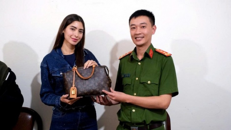 Công an trao trả lại tài sản cho hoa hậu Mexico Leon Yuriar Angela Michelle.