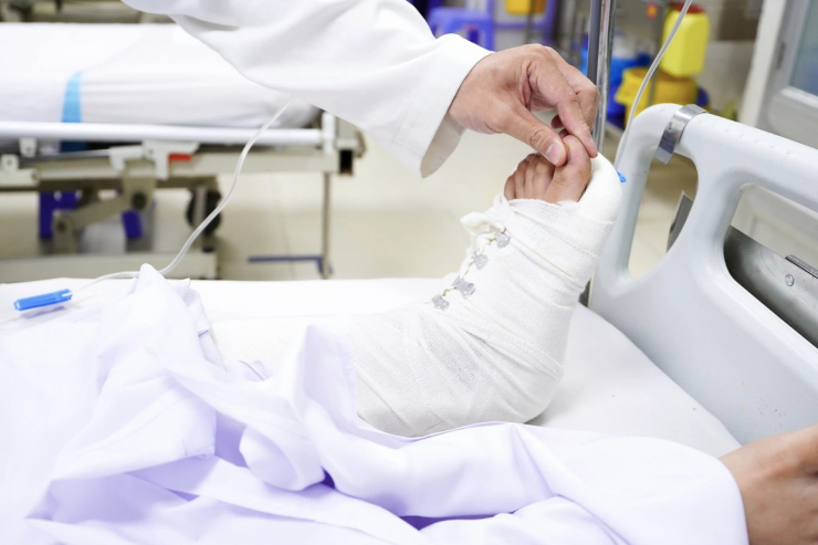 Một nạn nhân vụ cháy bị thương nặng ở chân sau khi nhảy lầu. Ảnh: BVCC