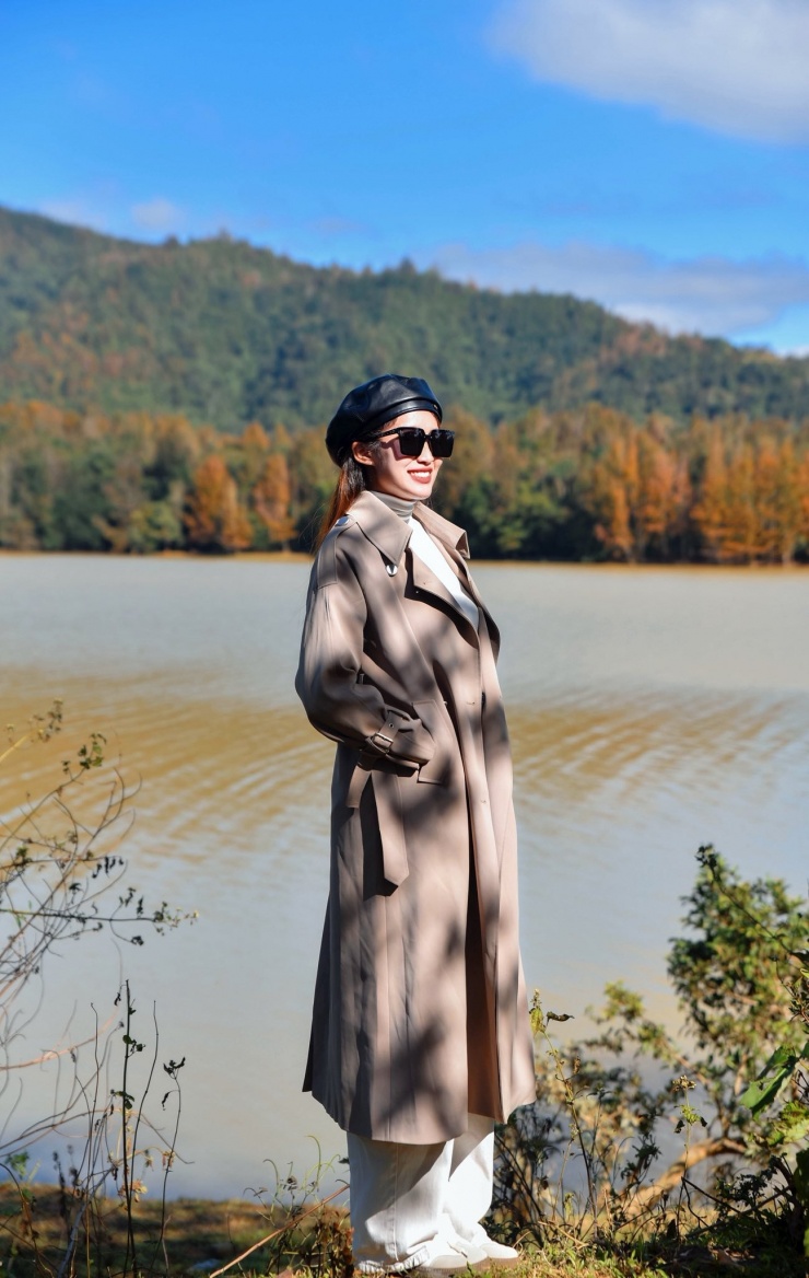 Du khách nên mặc trang phục đủ ấm và thoải mái, phù hợp cho các hoạt động ngoài trời và chèo thuyền. Ảnh: Lành Lành