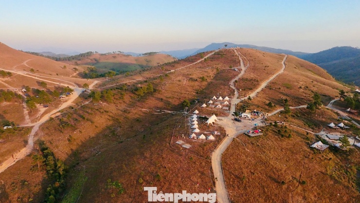 Du khách đổ xô đi cắm trại, check-in ở đồi cỏ phủ màu &#39;siêu thực&#39; - 2