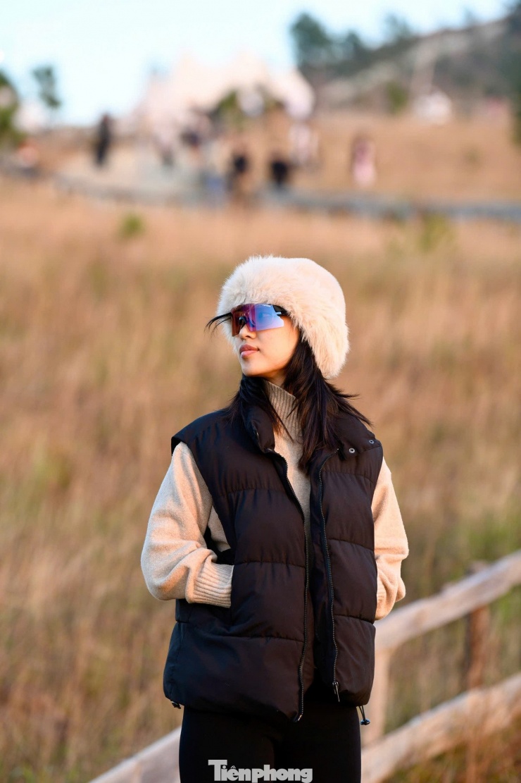 Du khách đổ xô đi cắm trại, check-in ở đồi cỏ phủ màu &#39;siêu thực&#39; - 8