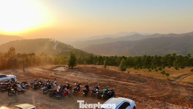 Du khách đổ xô đi cắm trại, check-in ở đồi cỏ phủ màu &#39;siêu thực&#39; - 12