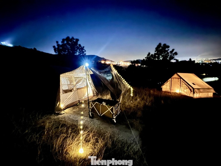 Du khách đổ xô đi cắm trại, check-in ở đồi cỏ phủ màu &#39;siêu thực&#39; - 16