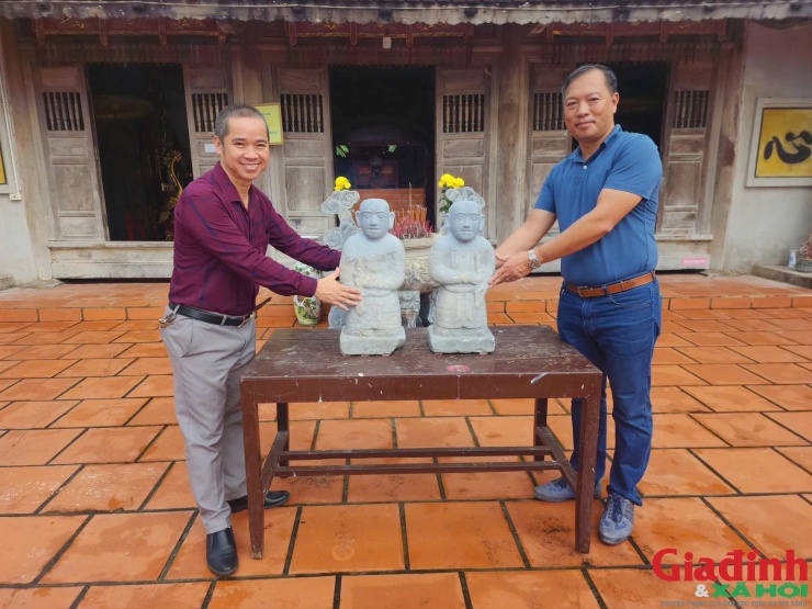 Ông Hồ Văn Hương (bên phải), trong lần bàn giao cặp tượng trở về cho di tích.