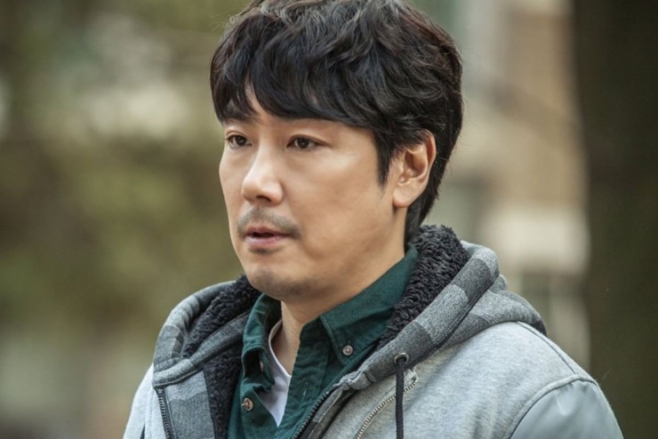 Signal 2 là dự án được khán giả chờ đợi suốt 10 năm, với kỳ vọng lớn dành cho sự trở lại của dàn diễn viên và đội ngũ sản xuất. Việc Jo Jin Woong dính bê bối quá khứ rồi tuyên bố giải nghệ khiến kế hoạch phát sóng trở nên mù mịt.