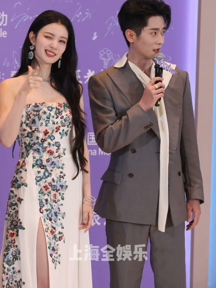 "Master wink" (cao thủ nháy mắt) là
biệt danh fan "gọi iu" cô, bắt nguồn từ kiểu tạo dáng đặc
trưng.