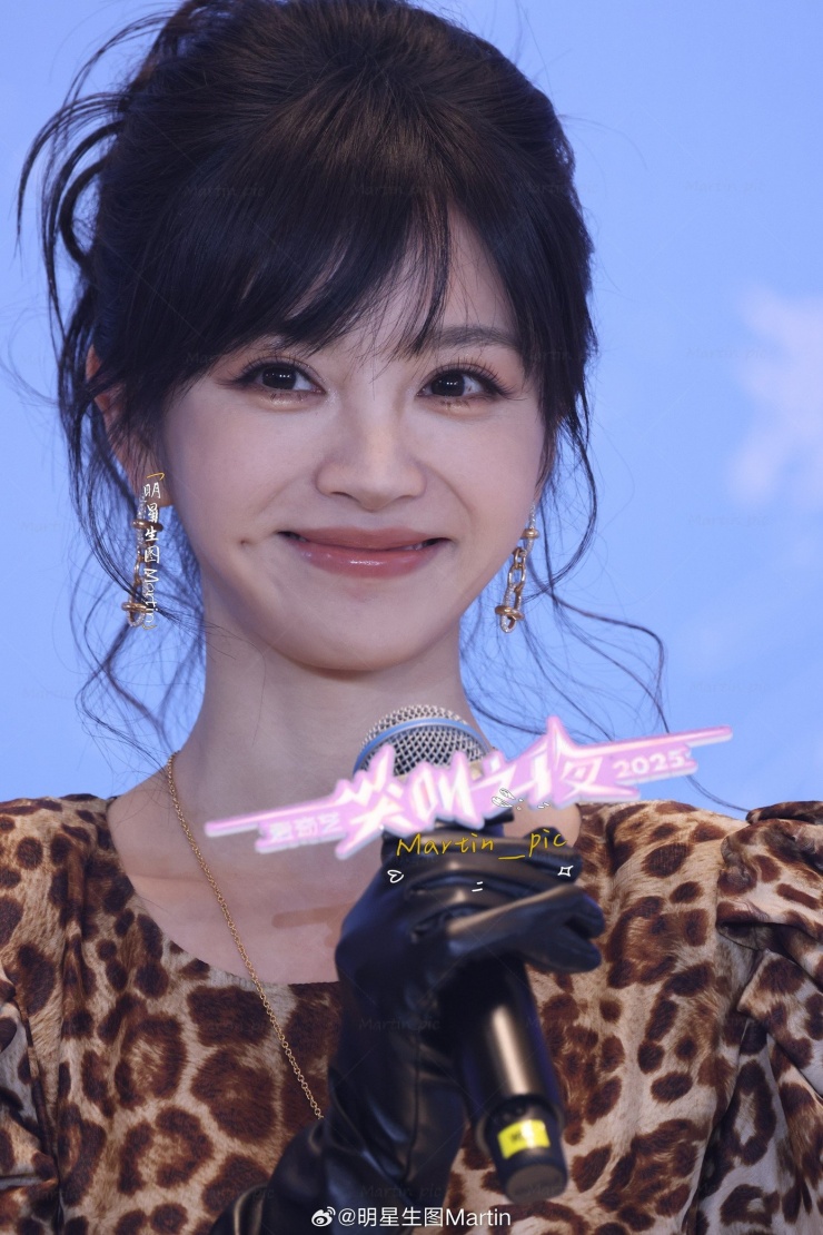 Đêm hội Gào thét 2025: Điền Hi Vi là chị đại da beo, Dương Mịch diện "đồ cổ" - 10