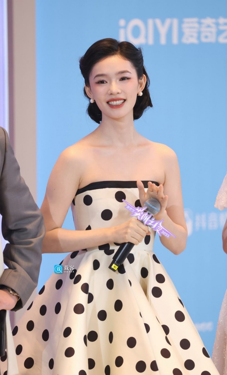 Đêm hội Gào thét 2025: Điền Hi Vi là chị đại da beo, Dương Mịch diện "đồ cổ" - 4