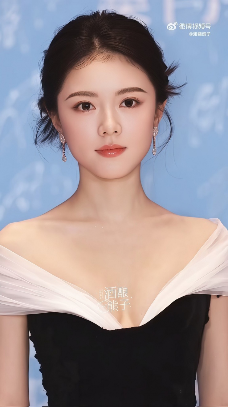 Không phải trang phục sự kiện có
phong độ thất thường, look chụp cận của Triệu Kim Mạch mới là điều
dân mạng ngóng trông bởi đường nét đâu ra đấy của cô.