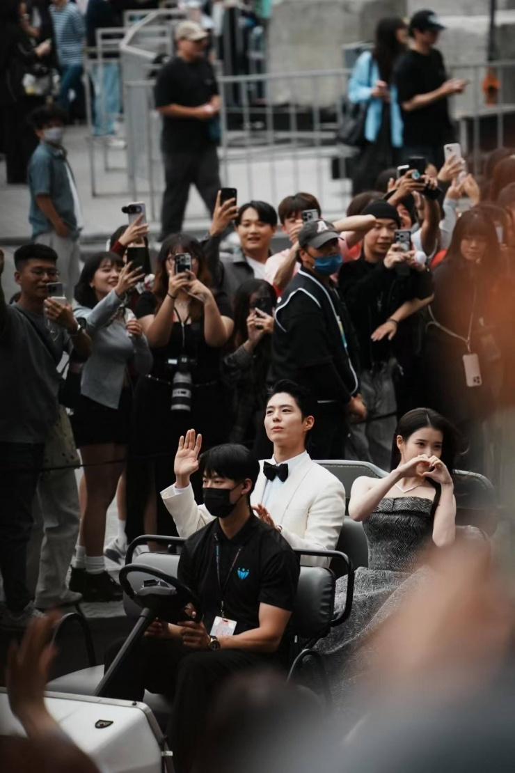 AAA 2025: Tương tác đáng yêu của Park Bo Gum - IU xứng danh "cặp đôi đẹp nhất" - 2